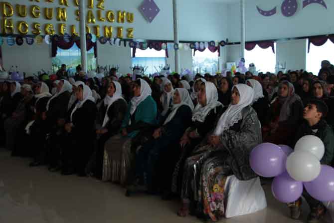 Hakkari'de 8 mart halaylarla kutlandı! 12