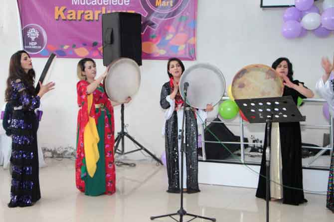 Hakkari'de 8 mart halaylarla kutlandı! 13