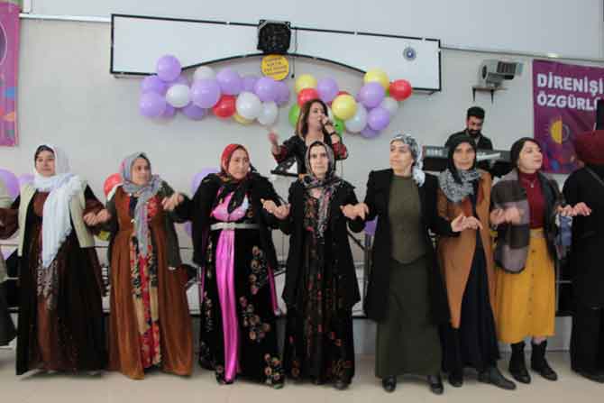 Hakkari'de 8 mart halaylarla kutlandı! 14