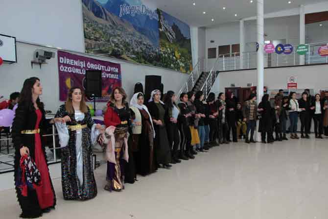 Hakkari'de 8 mart halaylarla kutlandı! 15