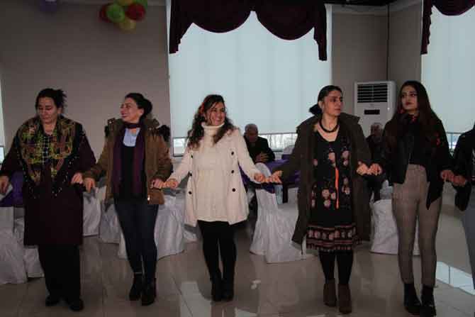 Hakkari'de 8 mart halaylarla kutlandı! 16