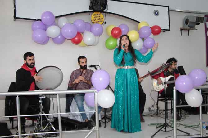 Hakkari'de 8 mart halaylarla kutlandı! 17