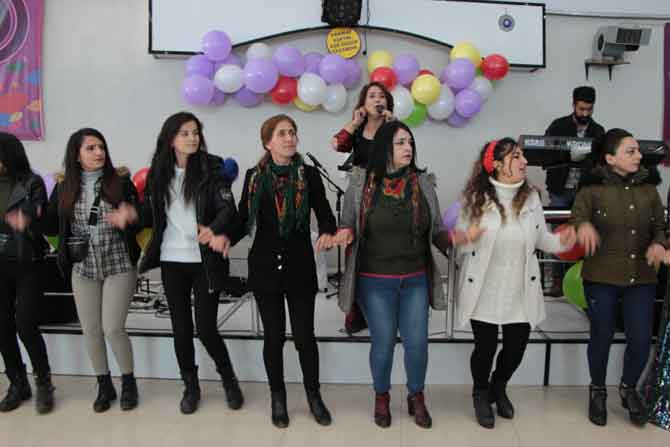 Hakkari'de 8 mart halaylarla kutlandı! 18