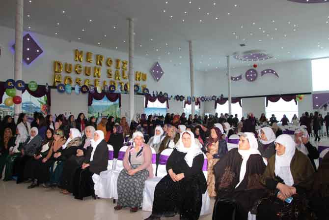 Hakkari'de 8 mart halaylarla kutlandı! 2