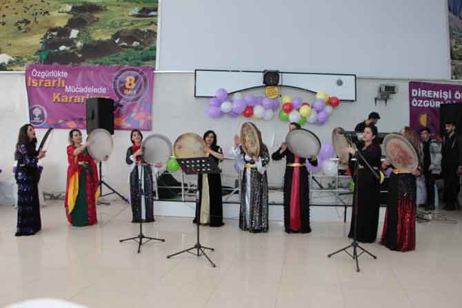 Hakkari'de 8 mart halaylarla kutlandı! 4