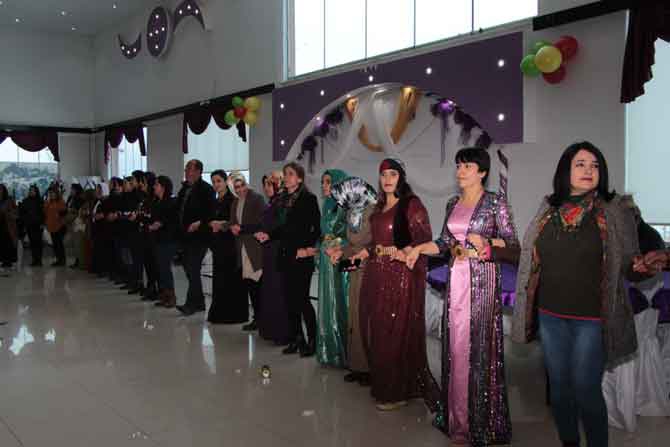 Hakkari'de 8 mart halaylarla kutlandı! 5