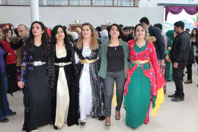 Hakkari'de 8 mart halaylarla kutlandı! 6