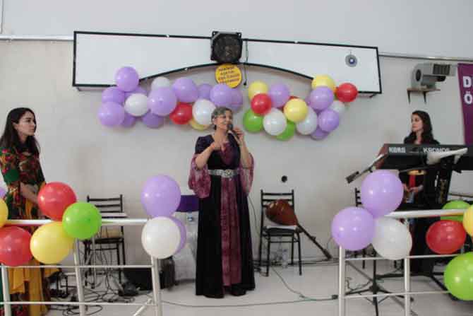 Hakkari'de 8 mart halaylarla kutlandı! 7