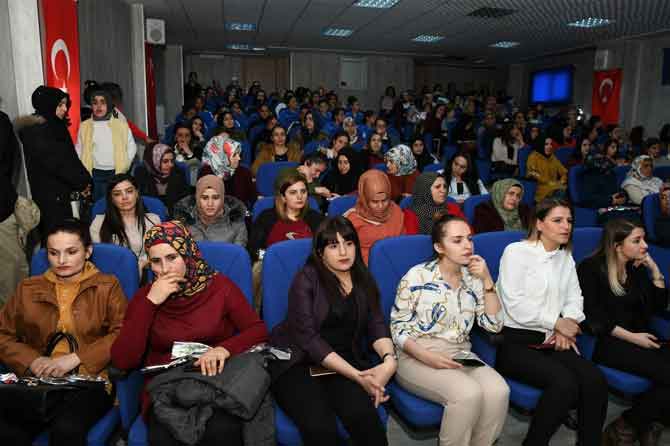 Hakkari'de 8 Mart programına büyük ilgi 25
