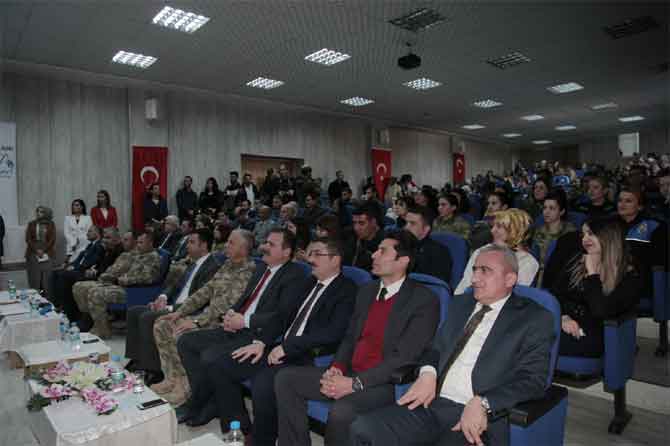 Hakkari'de 8 Mart programına büyük ilgi 5