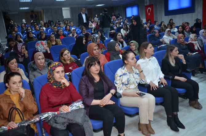 Hakkari'de 8 Mart programına büyük ilgi 7