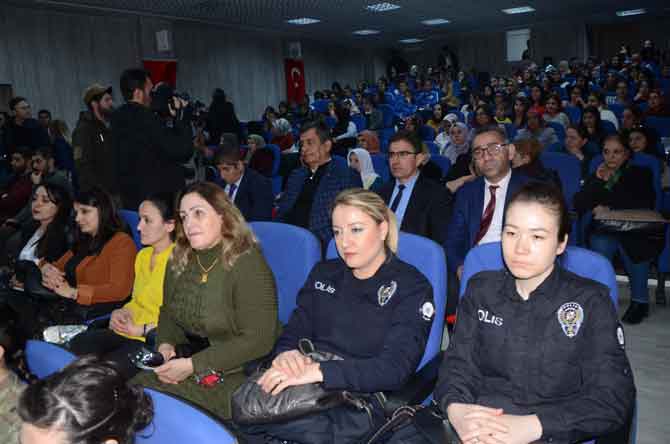 Hakkari'de 8 Mart programına büyük ilgi 8