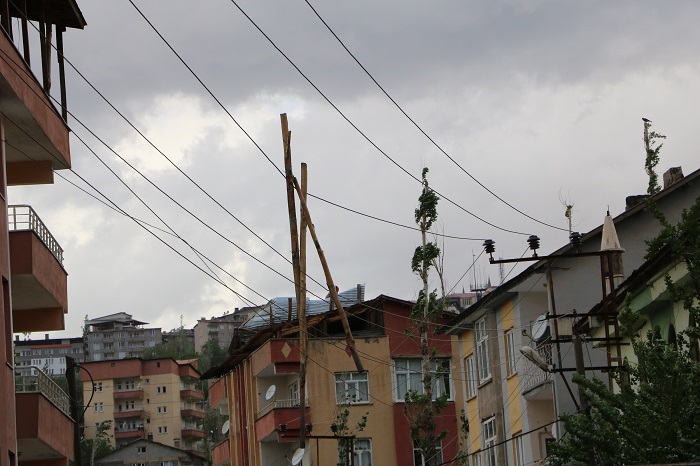 Fırtına, Hakkari'de büyük çapta maddi hasara yol açtı 10