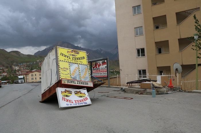 Fırtına, Hakkari'de büyük çapta maddi hasara yol açtı 14