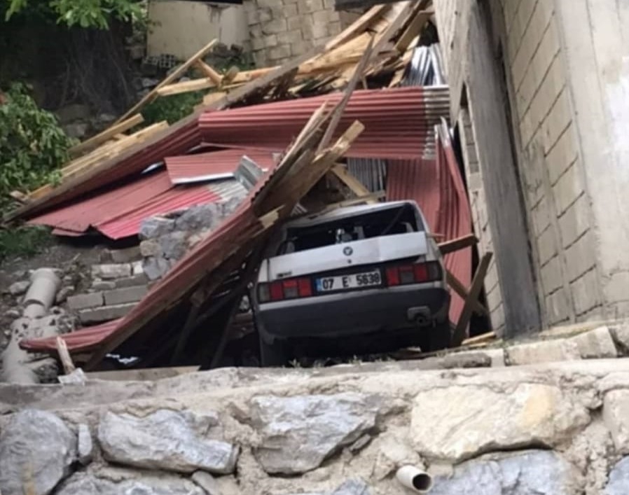 Fırtına, Hakkari'de büyük çapta maddi hasara yol açtı 17