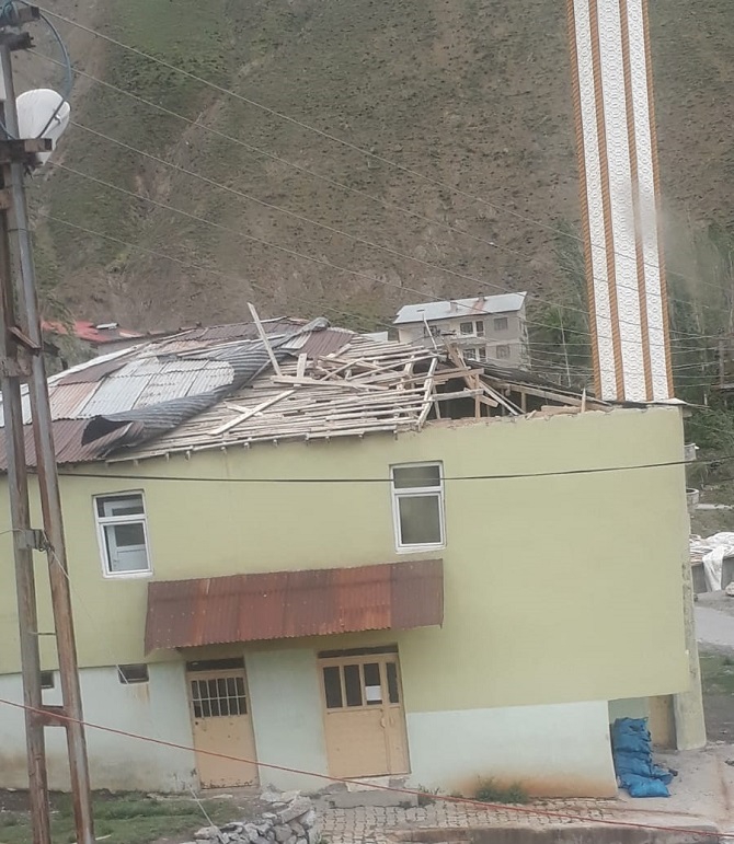 Fırtına, Hakkari'de büyük çapta maddi hasara yol açtı 18