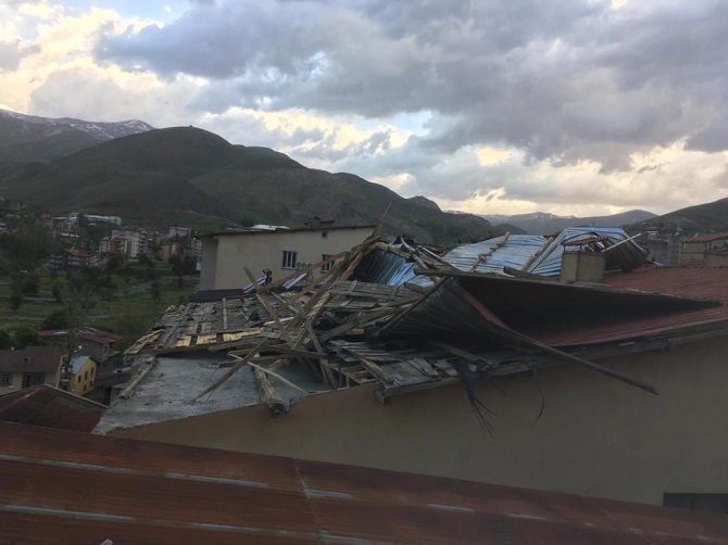 Fırtına, Hakkari'de büyük çapta maddi hasara yol açtı 19