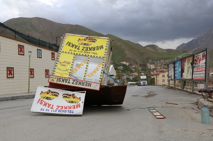 Fırtına, Hakkari'de büyük çapta maddi hasara yol açtı 2