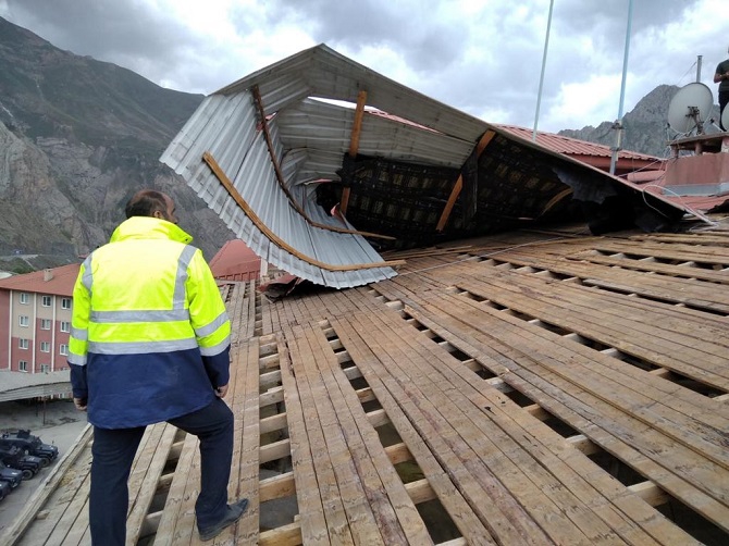 Fırtına, Hakkari'de büyük çapta maddi hasara yol açtı 20