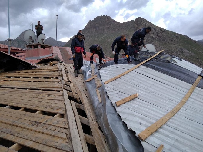 Fırtına, Hakkari'de büyük çapta maddi hasara yol açtı 21