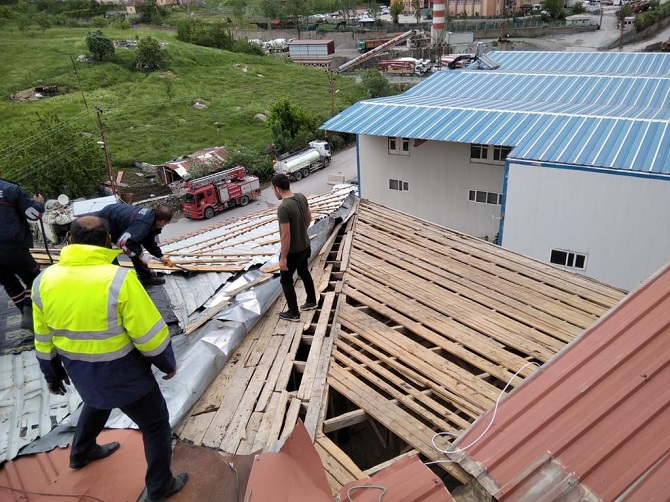 Fırtına, Hakkari'de büyük çapta maddi hasara yol açtı 22