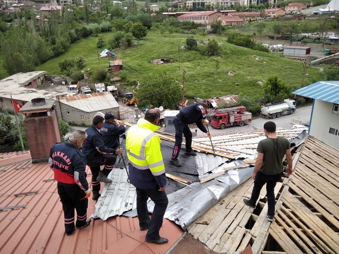 Fırtına, Hakkari'de büyük çapta maddi hasara yol açtı 23
