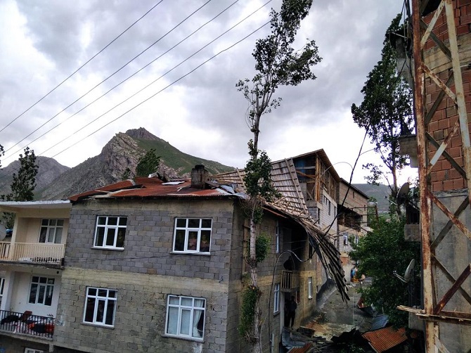 Fırtına, Hakkari'de büyük çapta maddi hasara yol açtı 24