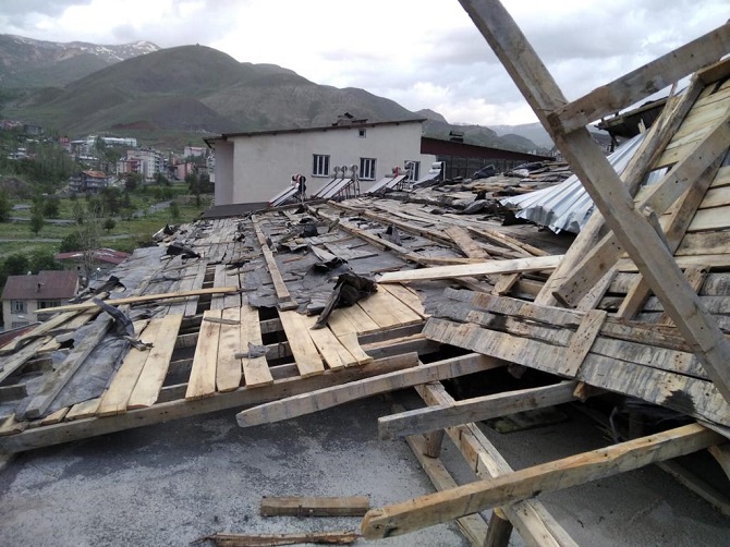Fırtına, Hakkari'de büyük çapta maddi hasara yol açtı 25