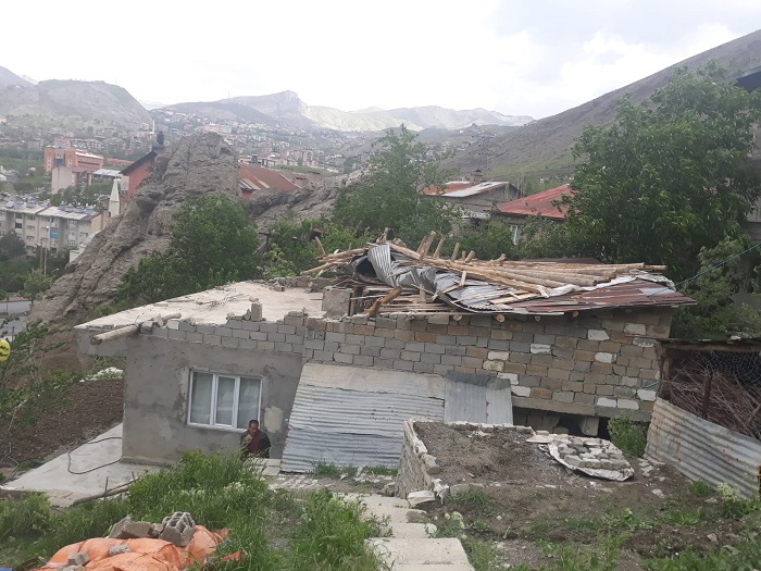 Fırtına, Hakkari'de büyük çapta maddi hasara yol açtı 26