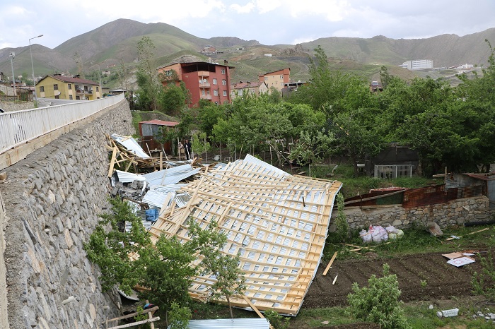 Fırtına, Hakkari'de büyük çapta maddi hasara yol açtı 5