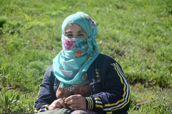 Hakkarili kadınların dağlardaki ot mesaisi 7