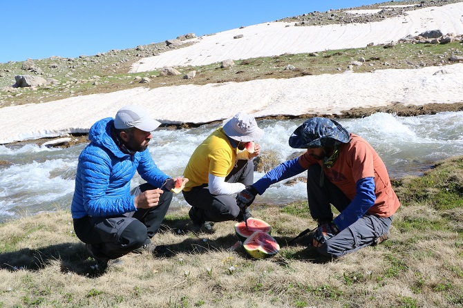 Berçelan Yaylası'nda haziranda snowboard 12