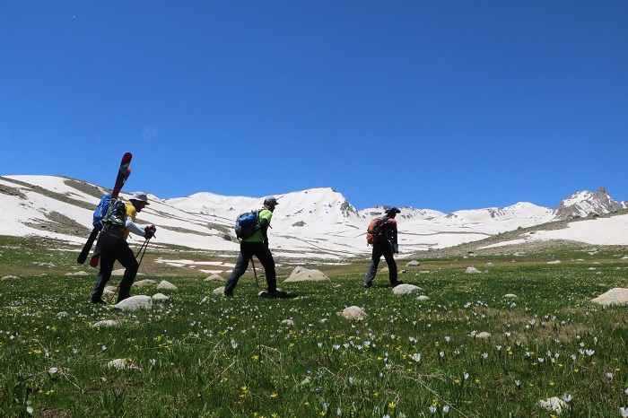 Berçelan Yaylası'nda haziranda snowboard 14