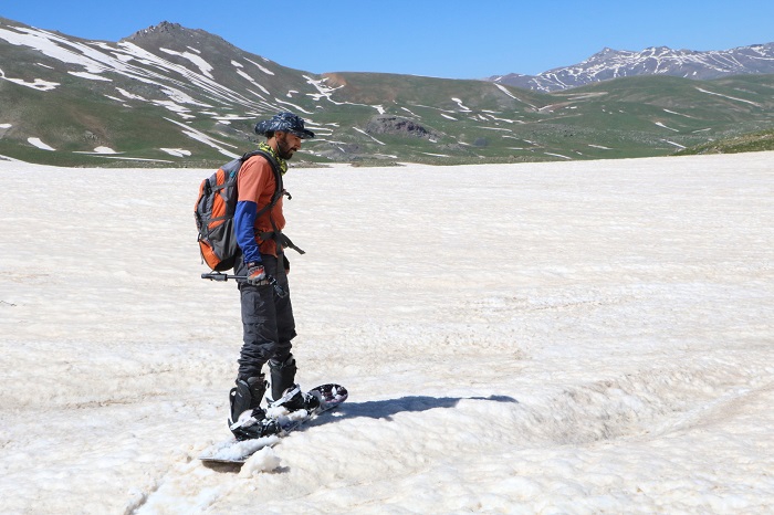 Berçelan Yaylası'nda haziranda snowboard 16