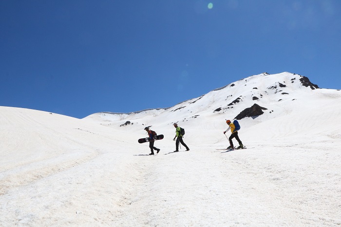 Berçelan Yaylası'nda haziranda snowboard 2