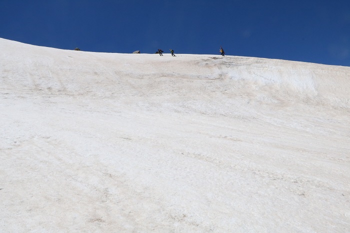 Berçelan Yaylası'nda haziranda snowboard 23