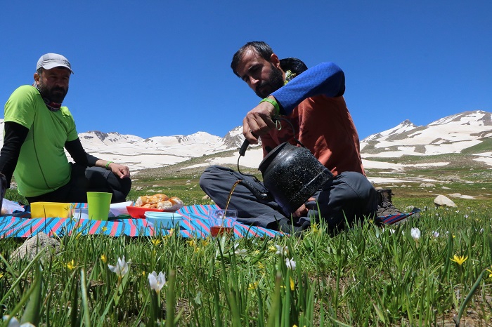 Berçelan Yaylası'nda haziranda snowboard 24