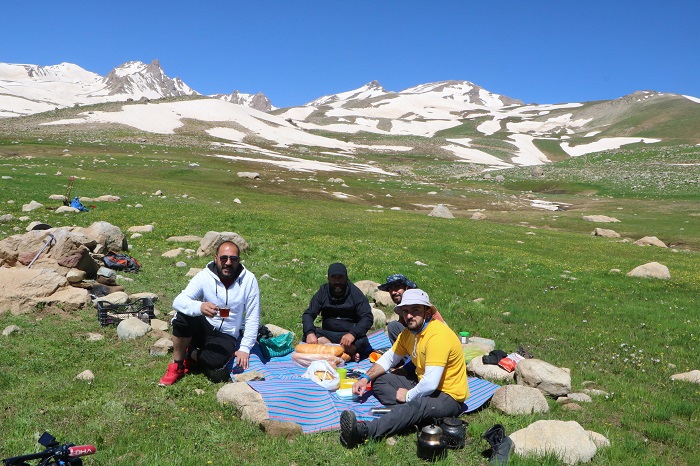 Berçelan Yaylası'nda haziranda snowboard 3