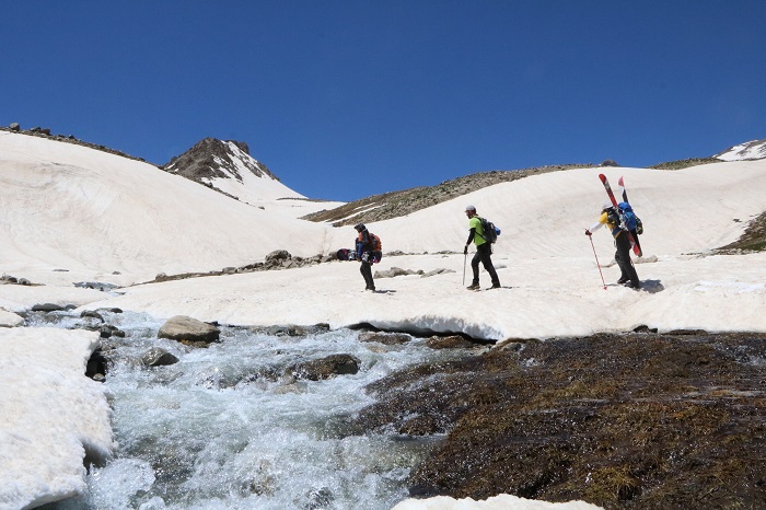 Berçelan Yaylası'nda haziranda snowboard 5