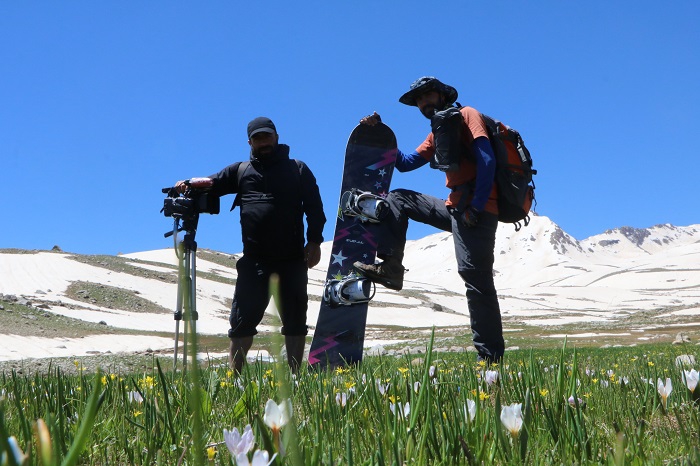 Berçelan Yaylası'nda haziranda snowboard 9