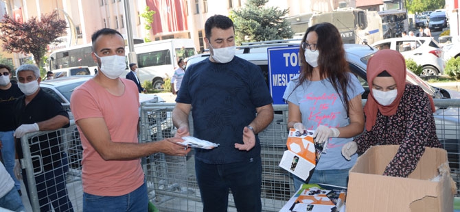 Hakkari'de YKS hareketliliği! TOBB maske dağıttı 1