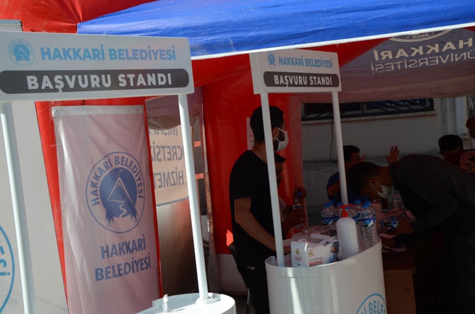 Hakkari'de YKS hareketliliği! TOBB maske dağıttı 10