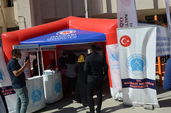 Hakkari'de YKS hareketliliği! TOBB maske dağıttı 11