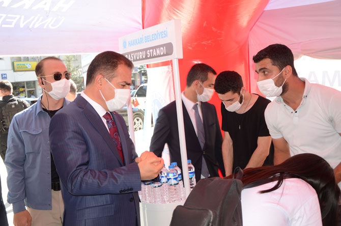 Hakkari'de YKS hareketliliği! TOBB maske dağıttı 12