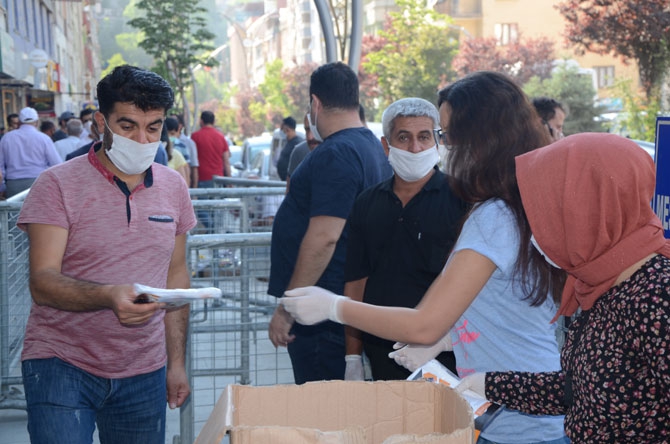 Hakkari'de YKS hareketliliği! TOBB maske dağıttı 13