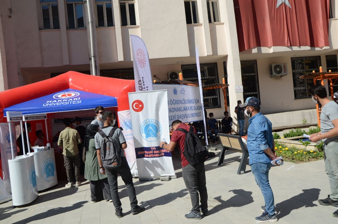 Hakkari'de YKS hareketliliği! TOBB maske dağıttı 14