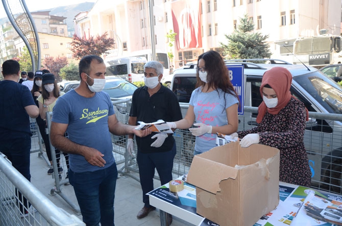 Hakkari'de YKS hareketliliği! TOBB maske dağıttı 15
