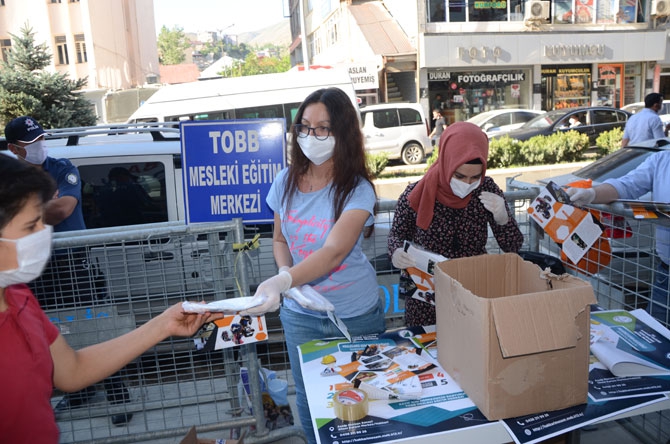 Hakkari'de YKS hareketliliği! TOBB maske dağıttı 18