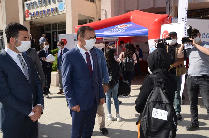 Hakkari'de YKS hareketliliği! TOBB maske dağıttı 2