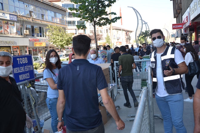 Hakkari'de YKS hareketliliği! TOBB maske dağıttı 20